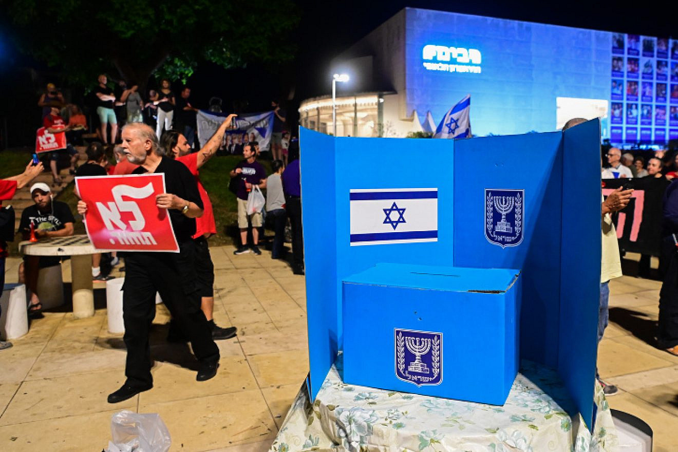 Protesters for and against Likud Party and opposition leader Benjamin Netanyahu at Habima Square in Tel Aviv, Oct. 1, 2022. Photo by Avshalom Sassoni/Flash90.