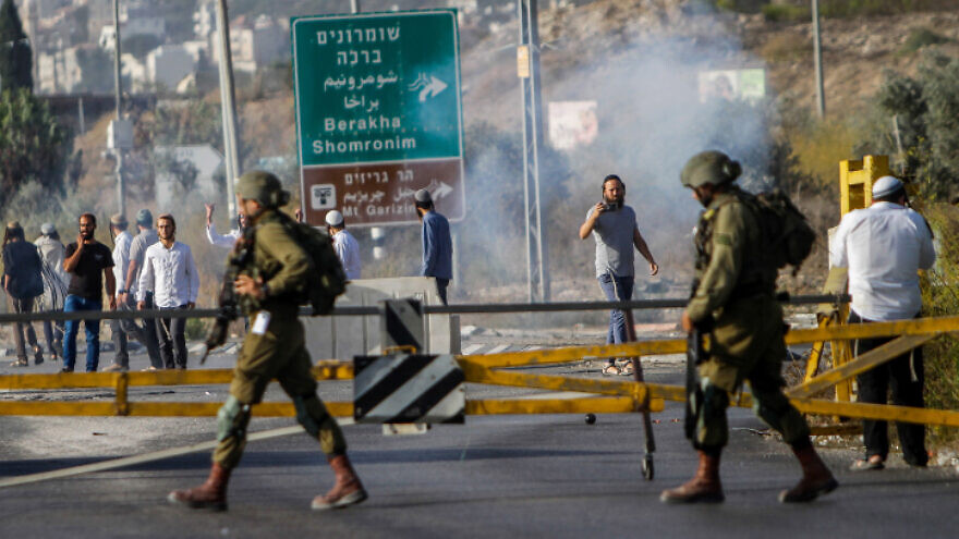 Jewish residents of Judea and Samaria clash with Israeli security forces during a protest at the Hawara checkpoint, south of Nablus, Oct. 4, 2022. Photo by Nasser Ishtayeh/Flash90.