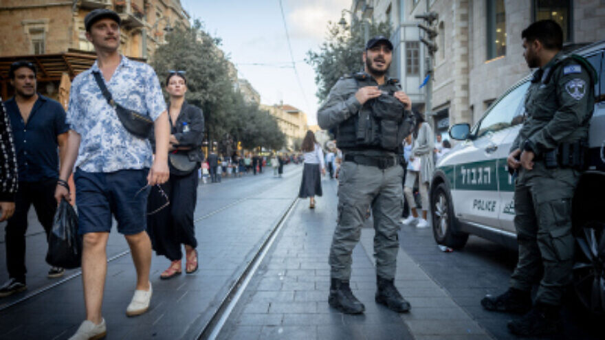 Israeli police officers guard on Jaffa Street in Jerusalem, during the Jewish holiday of Sukkot, October 13, 2022. Photo by Yonatan Sindel/Flash90.