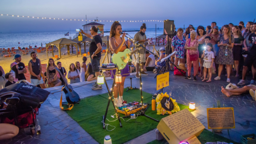 Coral Bismuth performing on the beach in Tel Aviv. Photo by Manu Greenspan.