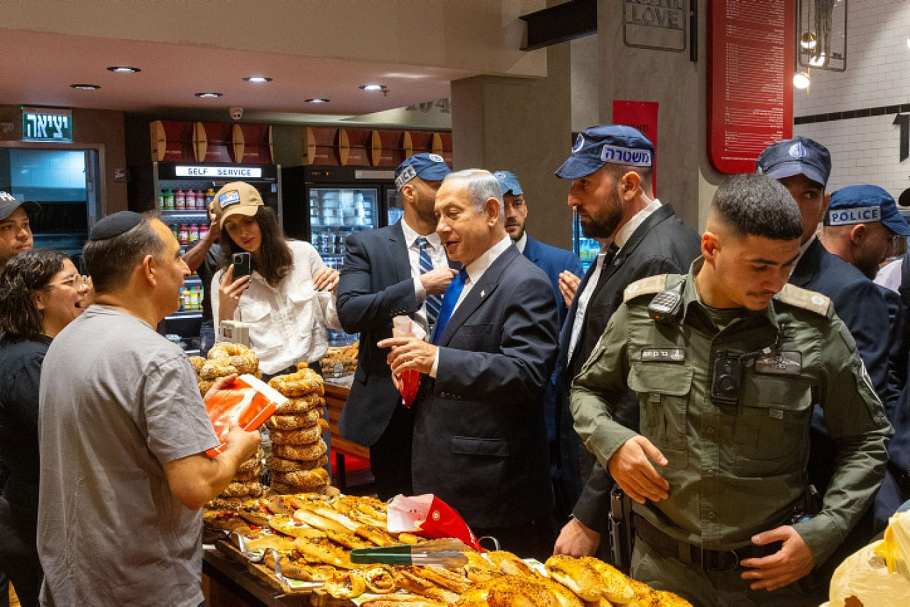 Likud chairman Benjamin Netanyahu visits the Malha shopping mall in Jerusalem on Election Day, Nov. 1, 2022.. Credit: Olivier Fitoussi/Flash90.