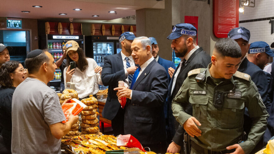 Likud chairman Benjamin Netanyahu visits the Malha shopping mall in Jerusalem on Election Day, Nov. 1, 2022.. Credit: Olivier Fitoussi/Flash90.