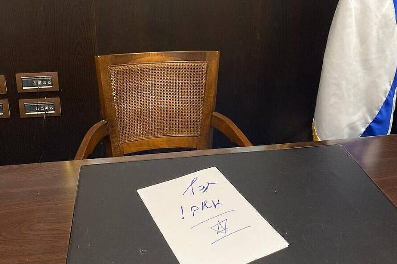 A note left in 2021 by Benjamin Netanyahu to his successor, Naftali Bennett, on a desk in the Israeli Prime Minister's Office, that reads: "Be Right Back!" Source: Screenshot.