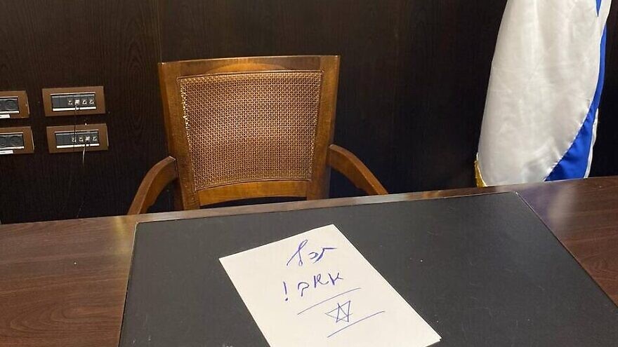 A note left in 2021 by Benjamin Netanyahu to his successor, Naftali Bennett, on a desk in the Israeli Prime Minister's Office, that reads, "Be Right Back!" Credit: screenshot.