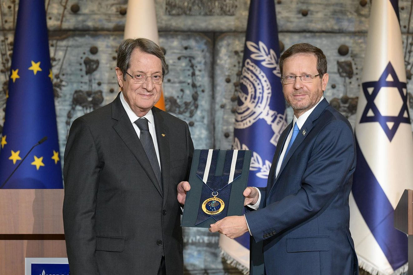 Israeli President Isaac Herzog (right) awards the Israeli Presidential Medal of Honor to Nicos Anastasiades, president of the Republic of Cyprus, Nov. 9, 2022. Photo by Amos Ben-Gershom/GPO.