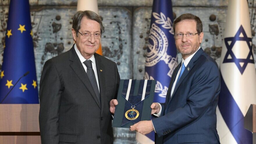 Israeli President Isaac Herzog (right) awards the Israeli Presidential Medal of Honor to Nicos Anastasiades, president of the Republic of Cyprus, Nov. 9, 2022. Photo by Amos Ben-Gershom/GPO.