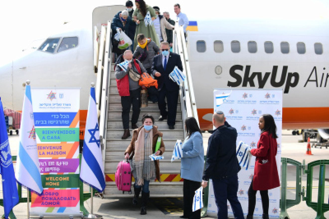Ukrainian Jews arrive on aliyah at Ben-Gurion Airport, Feb. 20, 2022. Photo by Tomer Neuberg/Flash90.