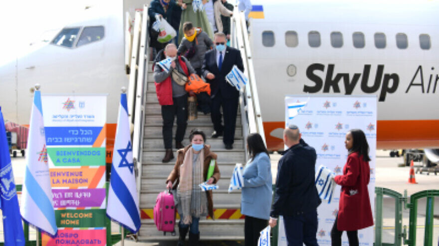 Ukrainian Jews arrive on aliyah at Ben-Gurion Airport, Feb. 20, 2022. Photo by Tomer Neuberg/Flash90.