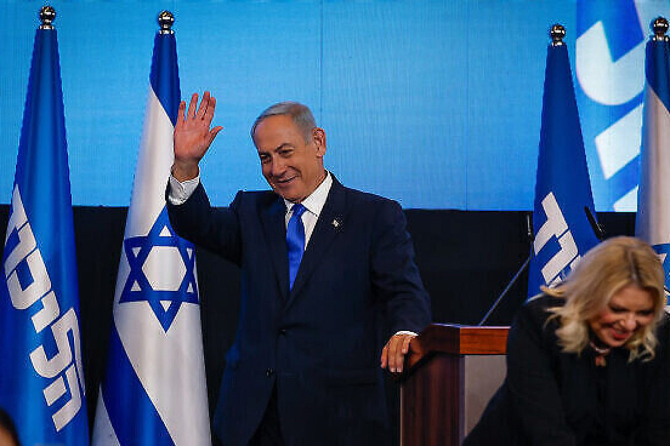 Likud chairman Benjamin Netanyahu, accompanied by his wife, Sara, addresses supporters at party headquarters in Jerusalem, Nov. 2, 2022. Photo by Olivier Fitoussi/Flash90.
