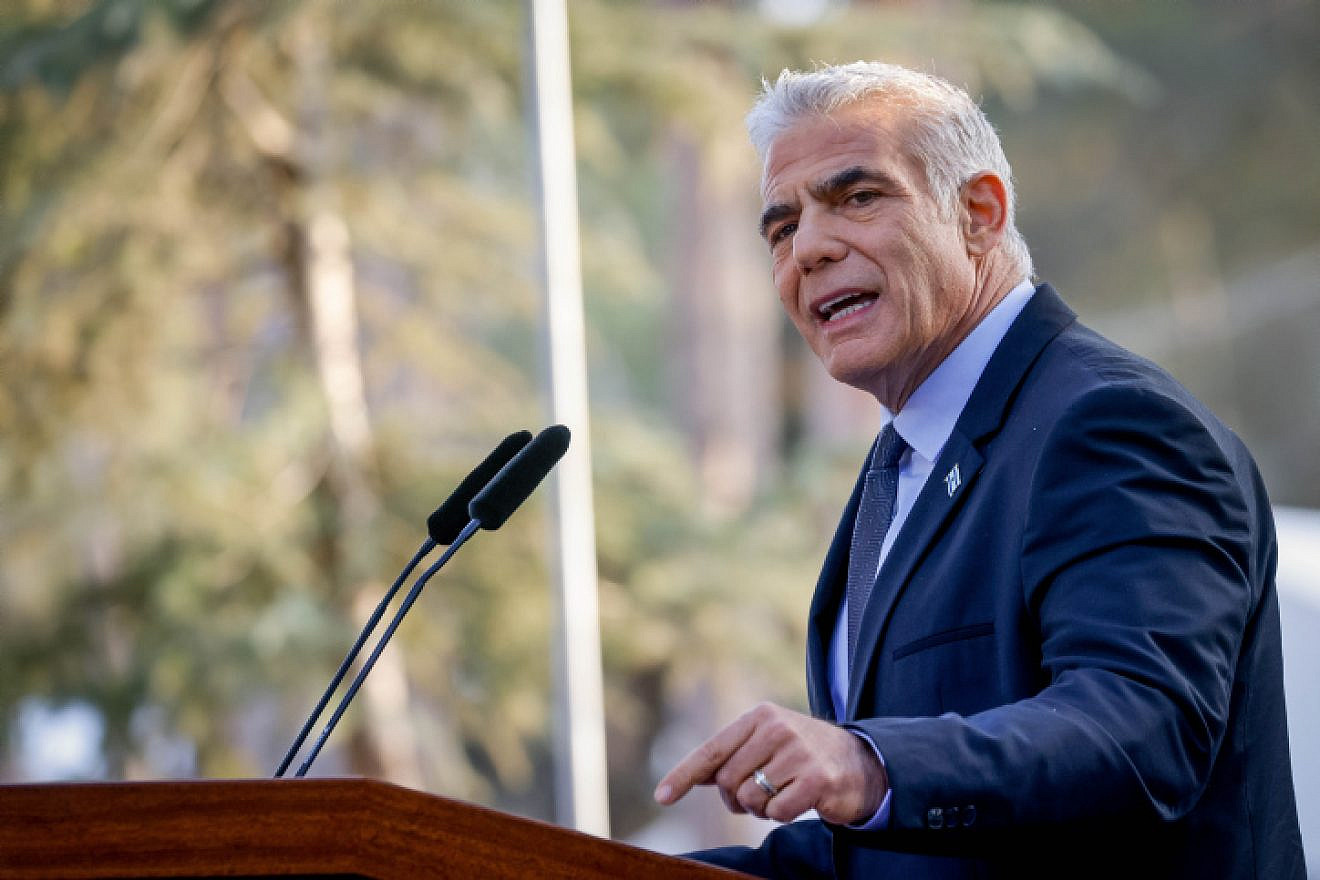 Israeli Prime Minister Yair Lapid at a memorial service marking 27 years since the assassination of Prime Minsiter Yitzhak Rabin, at Mount Herzl in Jerusalem. Nov. 6, 2022. Photo by Olivier Fitoussi/Flash90.