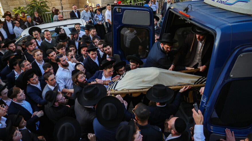 Mourners attend the funeral of Aryeh Shechopek, the victim of a terrorist attack in Jerusalem, Nov. 23, 2022. Photo by Yonatan Sindel/Flash90.