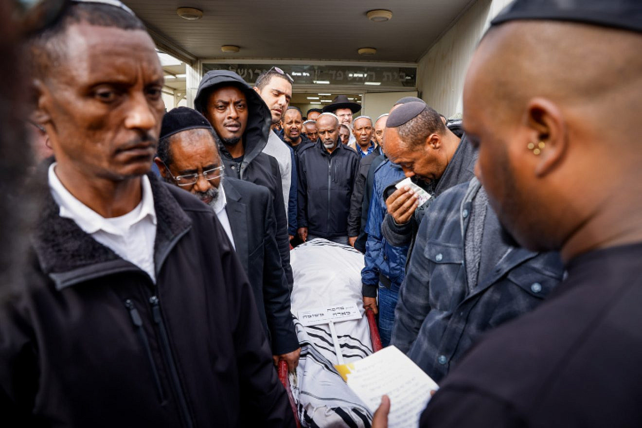 Mourners attend the funeral of Tadasa Tashume Ben Ma'ada, who died of wounds sustained in a bomb attack at the entrance to Jerusalem, at the Har HaMenuchot Cemetery in the Israeli capital, Nov. 27, 2022. Credit: Olivier Fitoussi/Flash90.