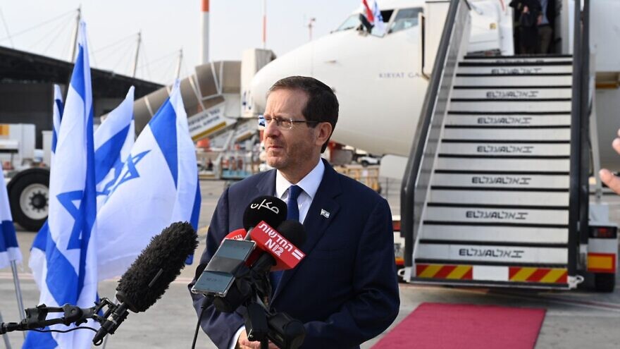 Israeli President Isaac Herzog speaks to the press before heading to Sharm el-Sheikh, Egypt, for the COP27 climate conference, Nov. 7, 2022. Credit: Haim Zach/GPO.