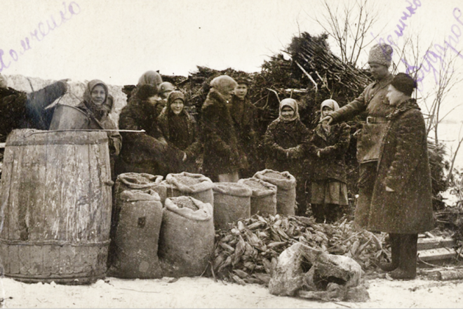 Seizure of vegetables from peasants in the Novo-Krasne village in Odesa Oblast, Ukraine, in November 1932. Credit: Wikimedia Commons.