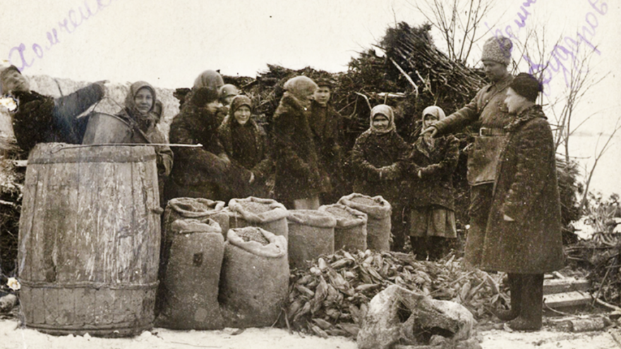 Seizure of vegetables from peasants in the Novo-Krasne village in Odesa Oblast, Ukraine. November 1932. Credit: Wikimedia Commons.