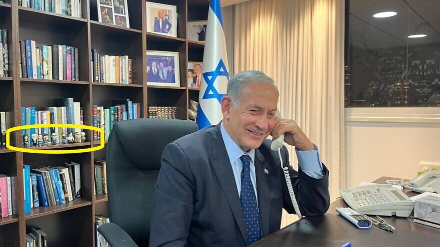 Prime Minister-designate Benjamin Netanyahu at his desk with the figurines (circled). Credit: Twitter.