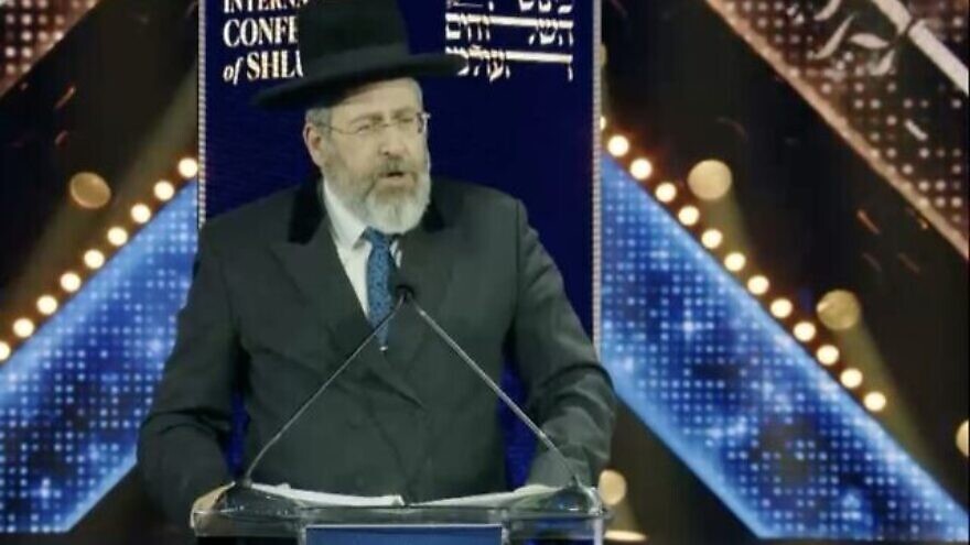 Israel Chief Rabbi David Lau speaks at an event  in New Jersey honoring Chabad emissaries. Nov. 20, 2022. Source: Chabad.org.