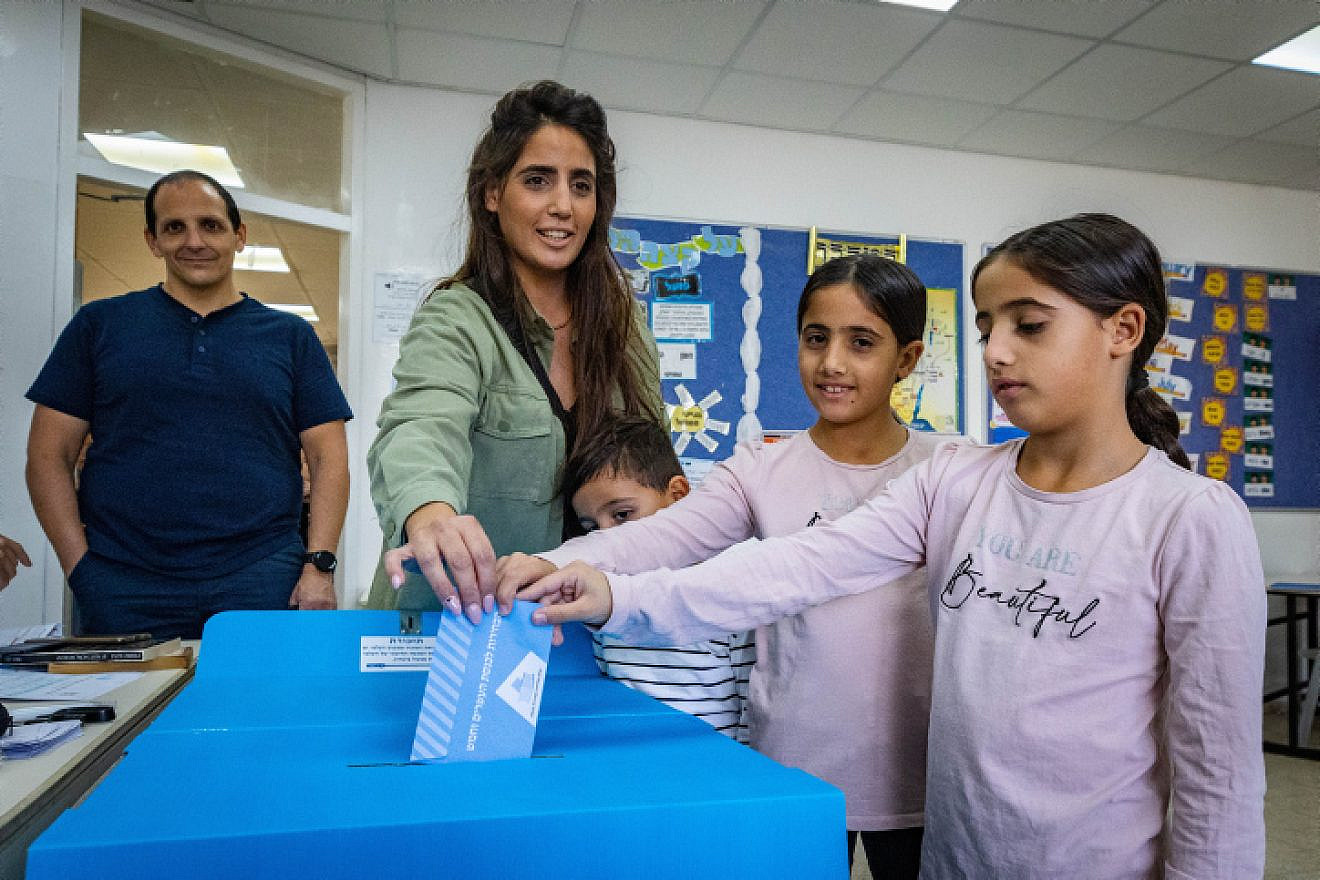 Israelis cast their ballots at a voting station in Jerusalem, Nov. 1, 2022. Credit: Olivier Fitoussi/Flash90.