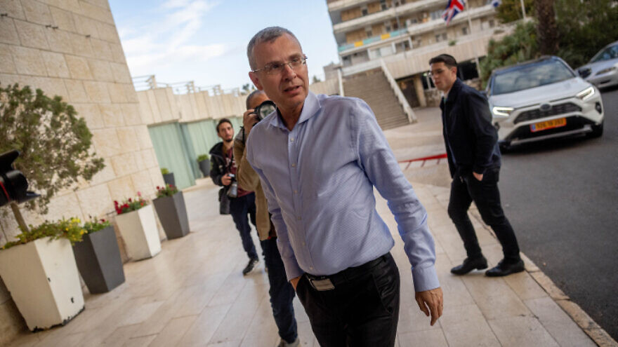 Likud MK Yariv Levin arrives for coalition talks at a hotel in Jerusalem, Nov. 17, 2022. Photo by Yonatan Sindel/Flash90.