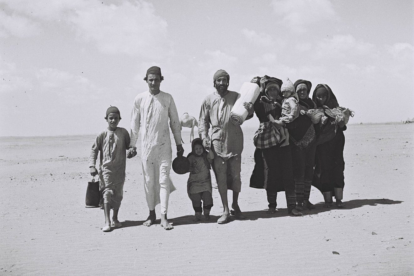 A Yemenite family walks through the desert to a reception camp set up by the American Jewish Joint Distribution Committee near Aden, Nov. 1, 1949. Credit: Zoltan Kluger/Wikimedia Commons.