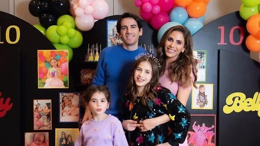 Digital influencer Lizzy Savetsky poses with husband Dr. Ira Savetsky and daughters Stella, 10, and Juliet, 8. Source: lizzyaavetsky/Instagram.