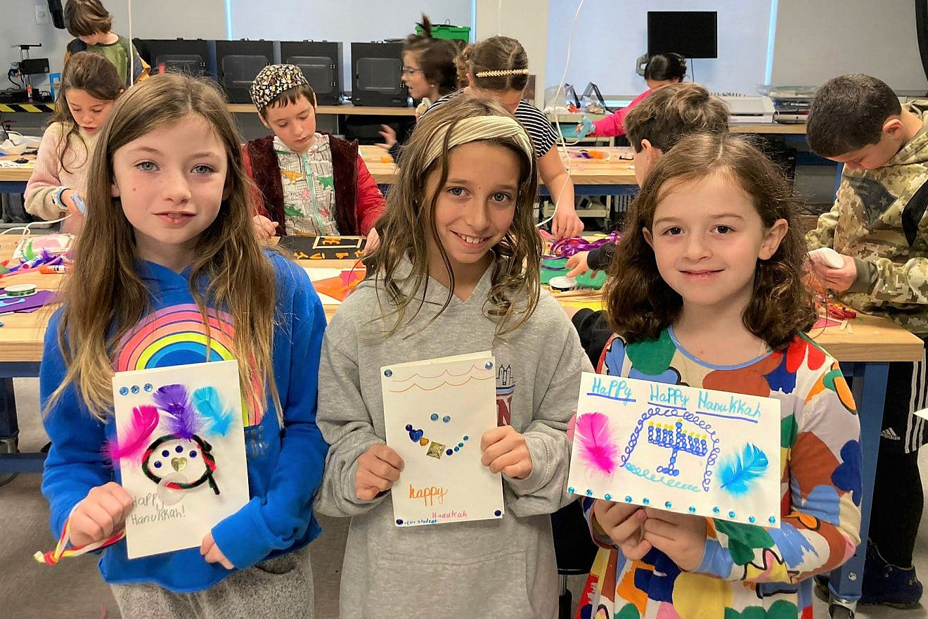 Students from the Epstein Hillel School in Marblehead, MA, are among hundreds of young disability advocates across the US, Canada, the UK and even Poland who created beautiful ‘Sensory Chanukah Cards’ during their ‘ADI Bechinuch’ workshops to brighten the holiday for ADI’s residents and special education students with severe disabilities.