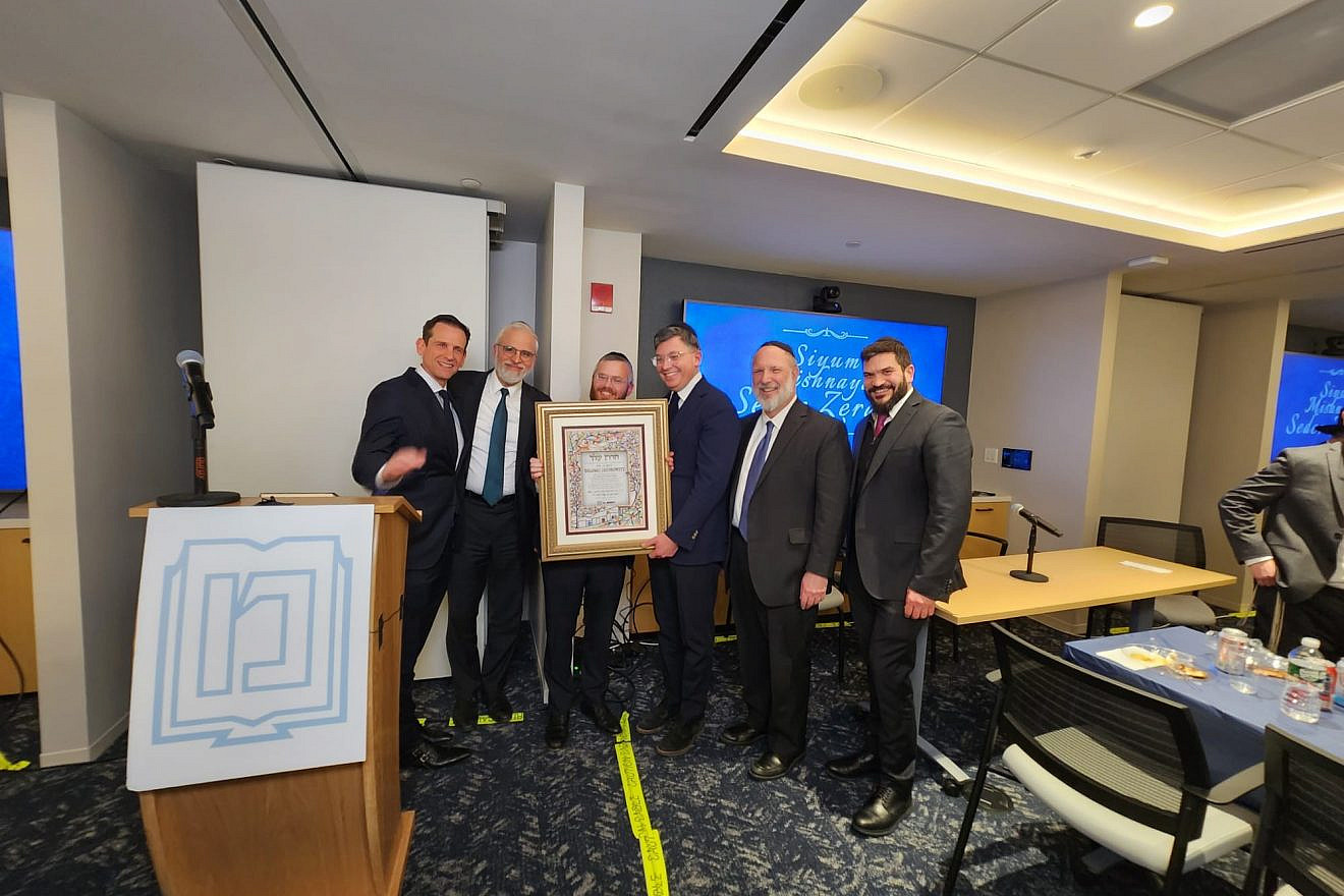 All Mishnah app benefactor Shlomo Jacobowitz (center) receives plaque of appreciation from (left to right): OU Executive Vice President Rabbi Dr. Josh Joseph; OU Executive Vice President Rabbi Moshe Hauer; Director of the OU Daf Yomi Initiative Rabbi Moshe Schwed; OU President Moishe Bane; and Torah Executive Director Rabbi Moshe Brandsdorfer