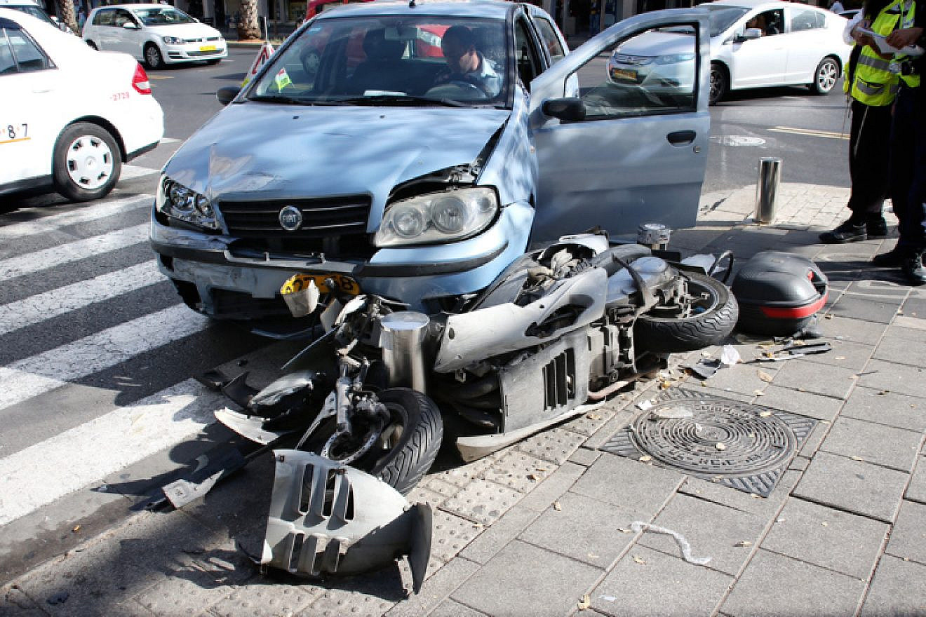 The scene of a deadly traffic accident on Ibn Gabirol Street in Tel Aviv. Nov. 25, 2013. Photo by Flash90.