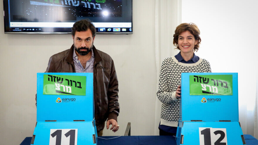 Then-Meretz Chairwoman Tamar Zandberg (right) and her partner, Uri Zaki, at a Meretz Party primary polling station in Jerusalem, Feb. 14, 2019. Photo by Flash90.