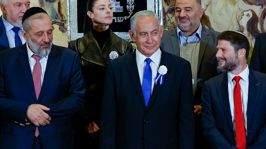 Likud leader Benjamin Netanyahu with Shas Chairman Aryeh Deri, Religious Zionism Party head Bezalel Smotrich and other party leaders at the swearing-in of the 25th Knesset in Jerusalem, Nov. 15, 2022. Photo: Olivier Fitoussi/Flash90.