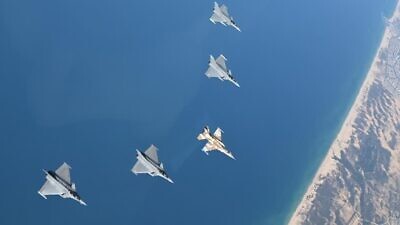 French and Israeli fighter jets fly in formation as part of the "Eastern Breeze" joint military exercise, which concluded on Dev. 6, 2022. Credit: IDF.