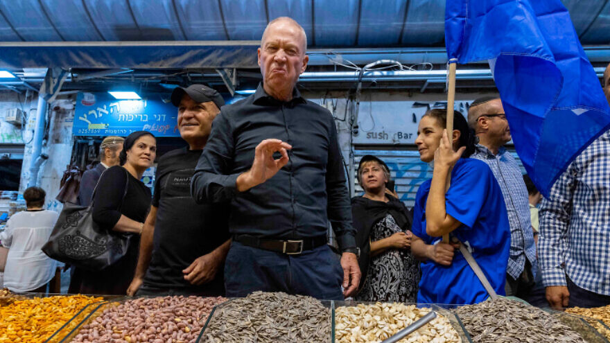 MK Yoav Galant visits the Mahane Yehuda market in Jerusalem, Oct. 20, 2022. Photo by Olivier Fitoussi/Flash90.