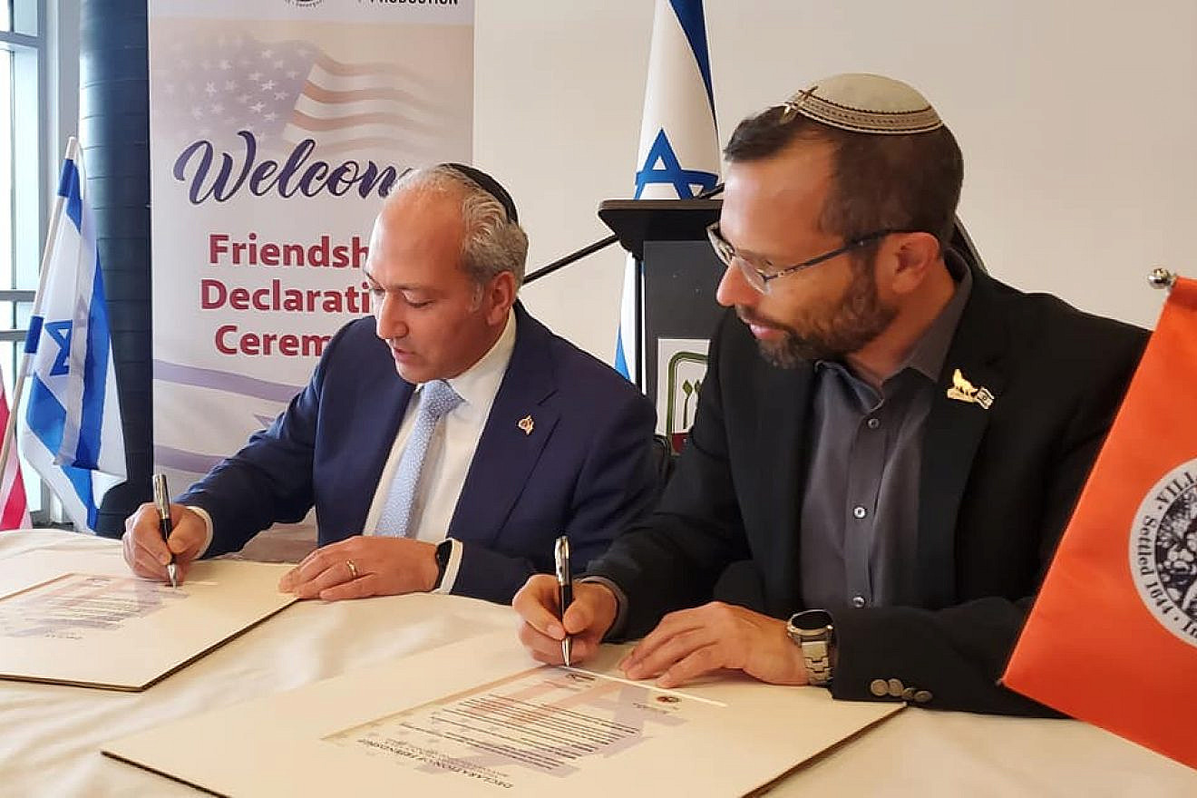 Great Neck, New York, Mayor Dr. Pedram Bral (left) and Binyamin Regional CounciI head Israel Ganz sign a friendship and cooperation agreement last week. Courtesy of the Heartland Initiative.