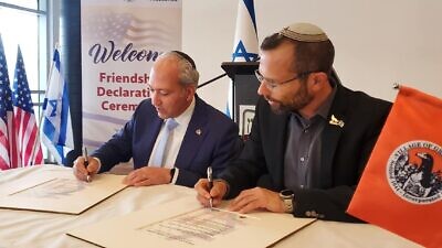 Great Neck, New York, Mayor Dr. Pedram Bral (left) and Binyamin Regional CounciI head Israel Ganz sign a friendship and cooperation agreement last week. Courtesy of the Heartland Initiative.