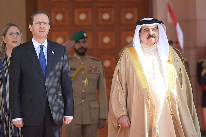 Israeli President Isaac Herzog is welcomed at the Al-Qudaibiya Palace in Manama by Bahraini King Hamad bin Isa Al Khalifa, Dec. 4, 2022. Credit: Amos Ben-Gershom (GPO).
