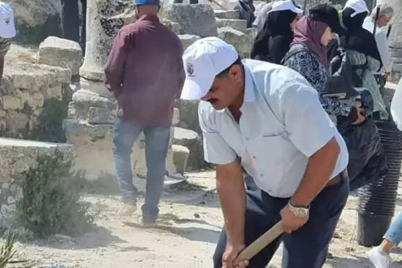 Palestinians take part in the deliberate destruction of the remains of the capital of the Kingdom of Israel. Source: Facebook/Sebastia Municipality.
