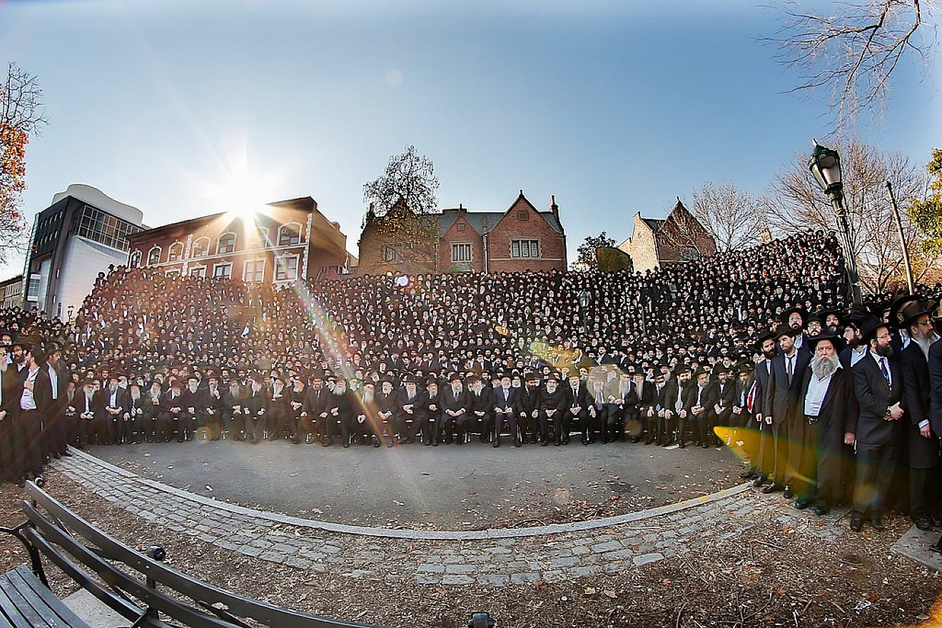 A group photo of Chabad-Lubavitch emissaries in 2015. Credit: Wikimedia Commons.