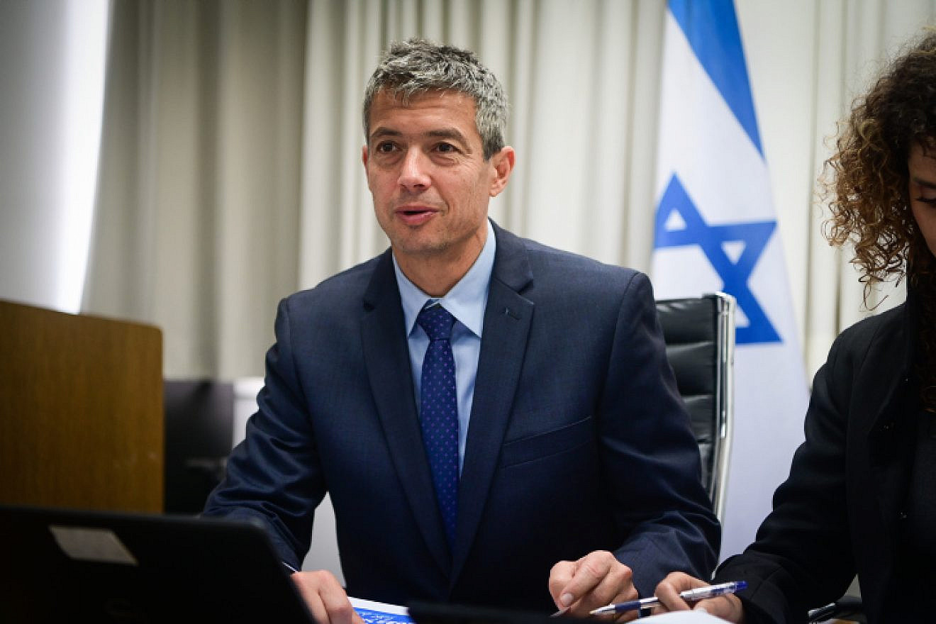 Communications Minister Yoaz Hendel holds a press conference in Tel Aviv, May 2, 2022. Photo by Avshalom Sassoni/Flash90.