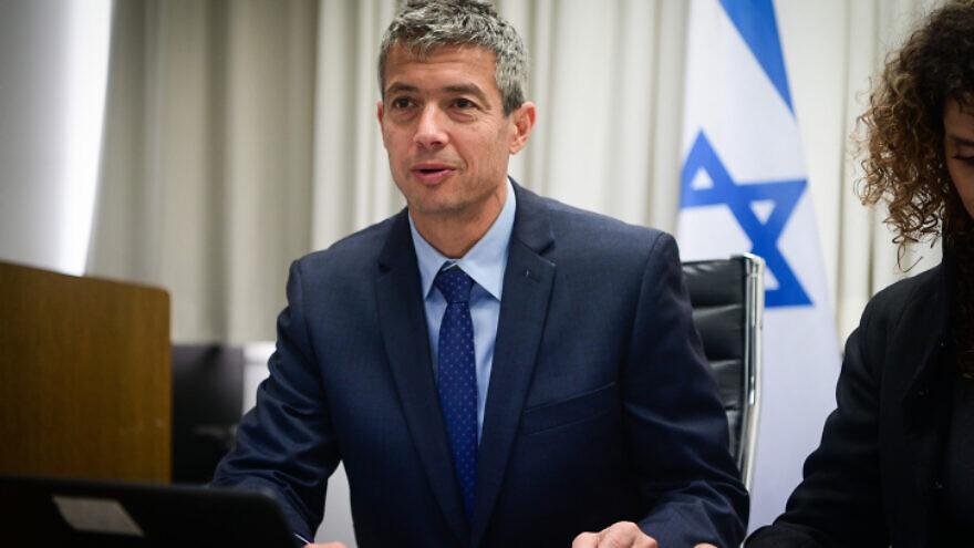 Communications Minister Yoaz Hendel holds a press conference in Tel Aviv, May 2, 2022. Photo by Avshalom Sassoni/Flash90.