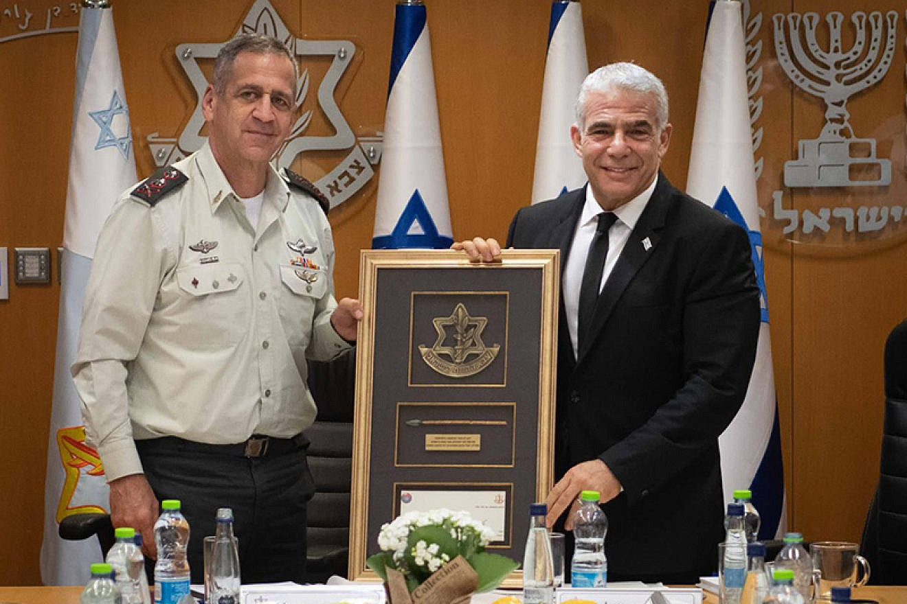 Prime Minister Yair Lapid meets with Chief of Staff Lt. Gen. Aviv Kochavi. Credit: GPO.