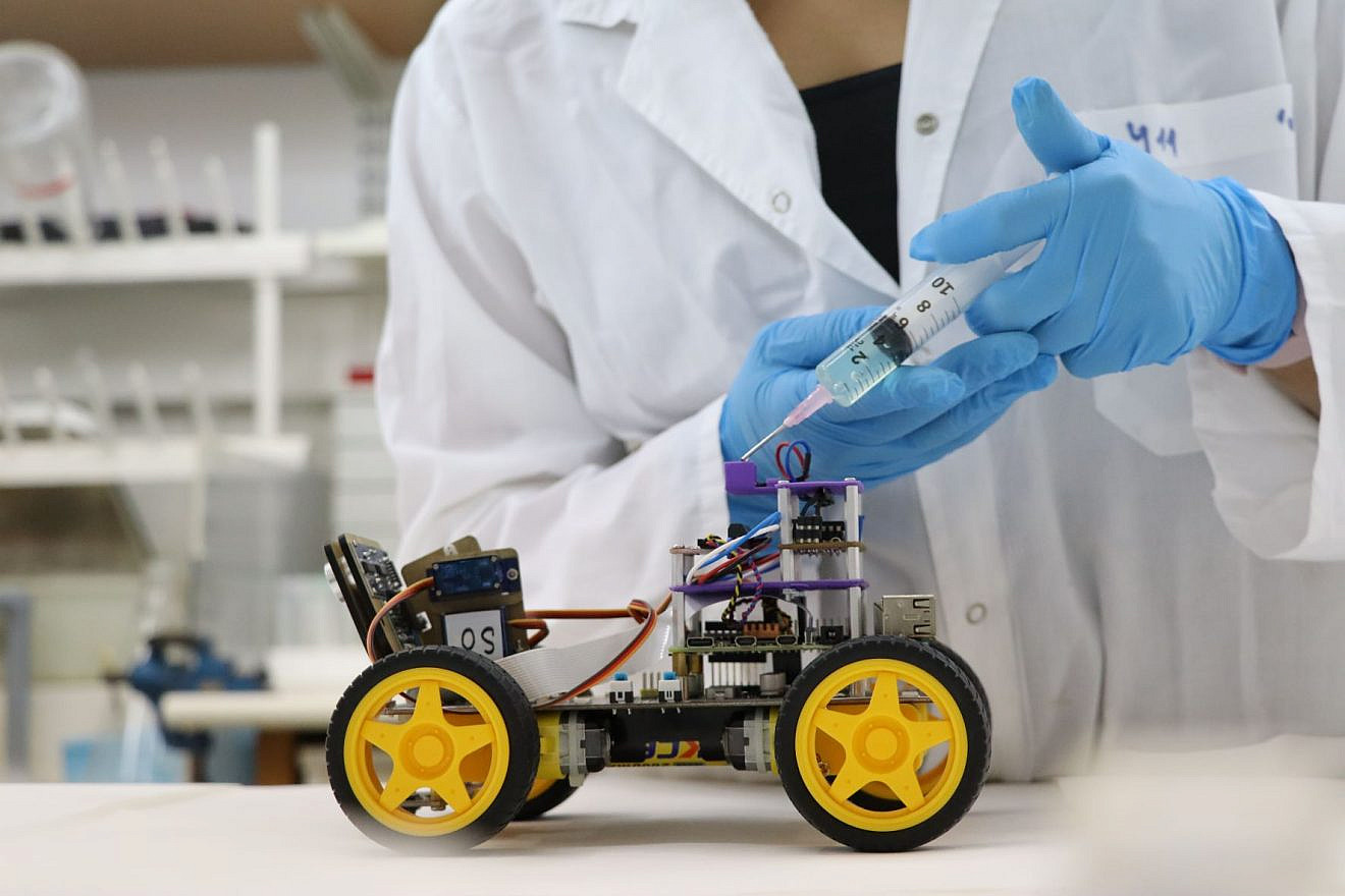 Tel Aviv University researchers have developed a biological sensor that sends electrical signals in response to odors which are, in turn, interpreted by robots as a "smell." Credit: Tel Aviv University.