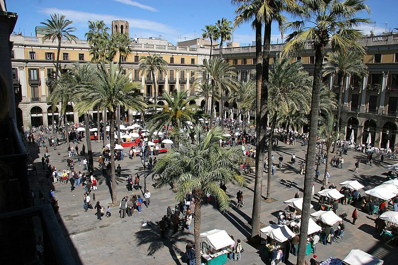 Plaza Real, Barcelona, 2005. Credit: Sebastian Schreiber via Wikimedia Commons.