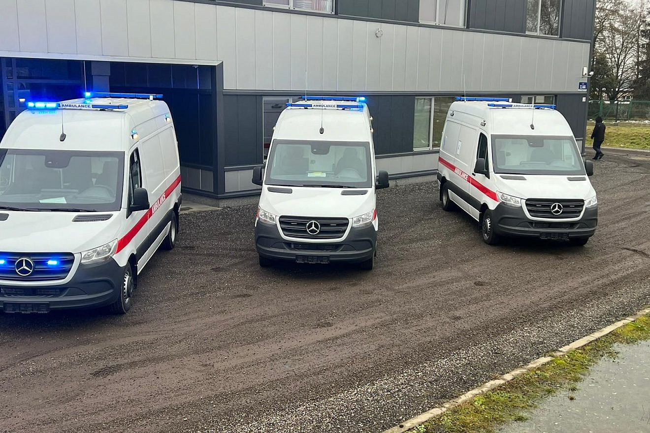 Israel transfers three bullet-proof ambulances to Ukrainian rescue forces, Jan. 30, 2023. Credit: Israeli Ministry of Defense Spokesperson’s Office.