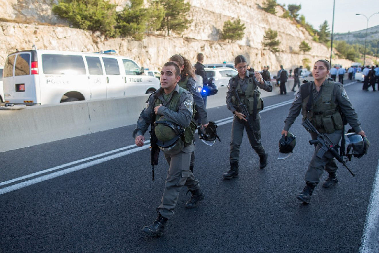 Border Police secure the scene of an attempted suicide bombing near Ma'ale Adumim, east of Jerusalem, Oct. 11, 2015. Photo by Yonatan Sindel/Flash90.