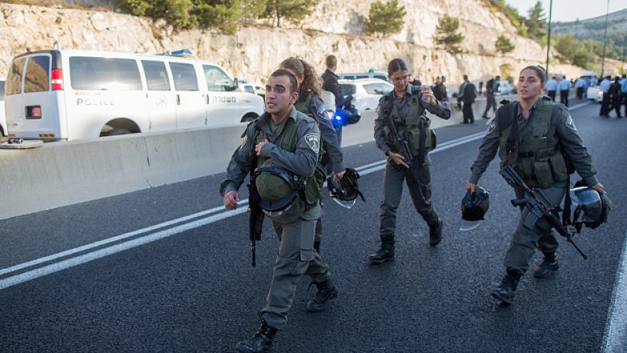 Border Police secure the scene of an attempted suicide bombing near Ma'ale Adumim, east of Jerusalem, Oct. 11, 2015. Photo by Yonatan Sindel/Flash90.