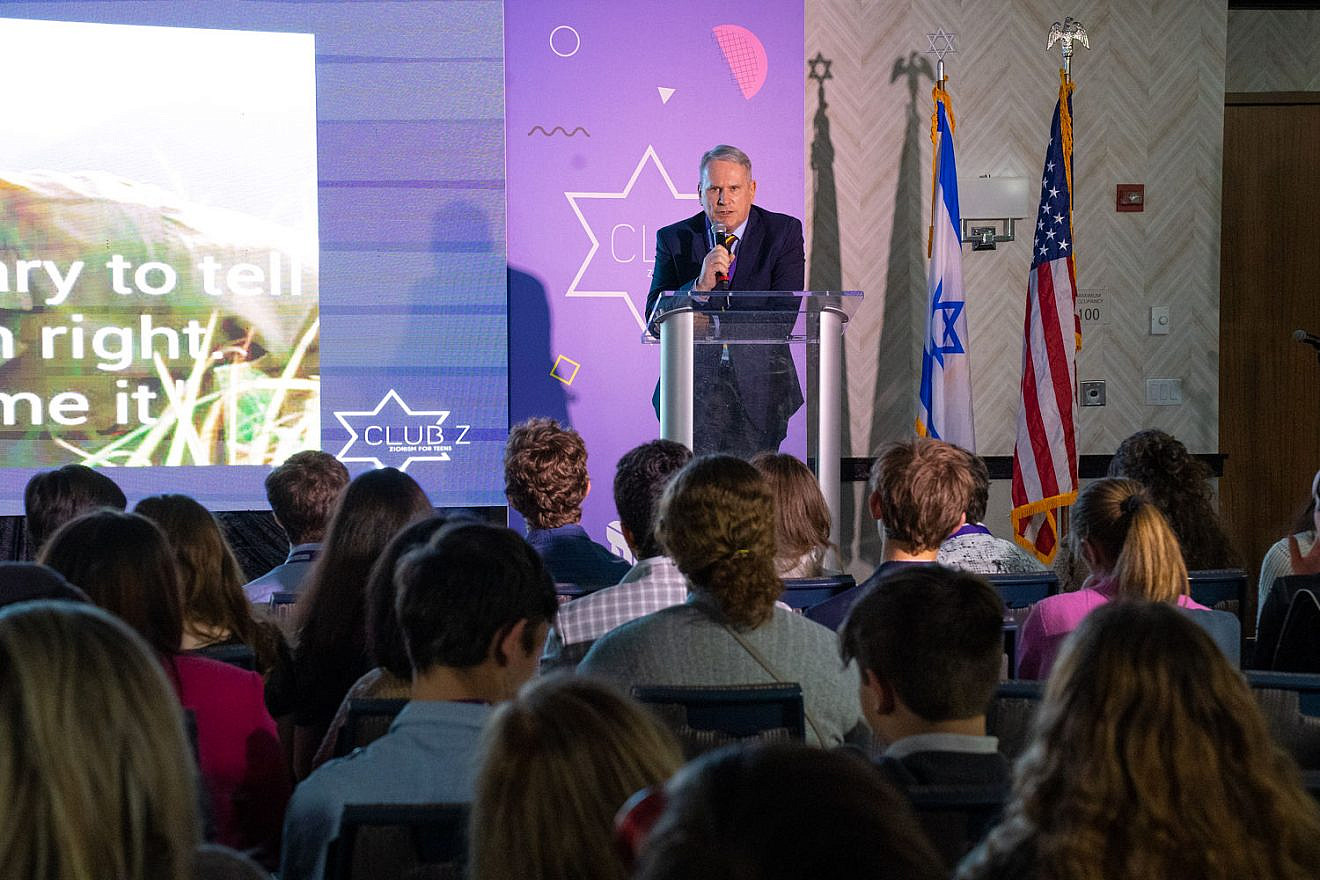 Col. Richard Kemp speaking to participants at the Club Z National Conference in Miami, Florida. Photo: courtesy