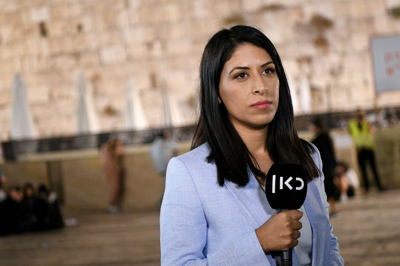 A Kan News anchor reports live from the Western Wall in the Old City of Jerusalem on September 15, 2021, prior to Yom Kippur. Photo: Arie Leib Abrams/Flash90