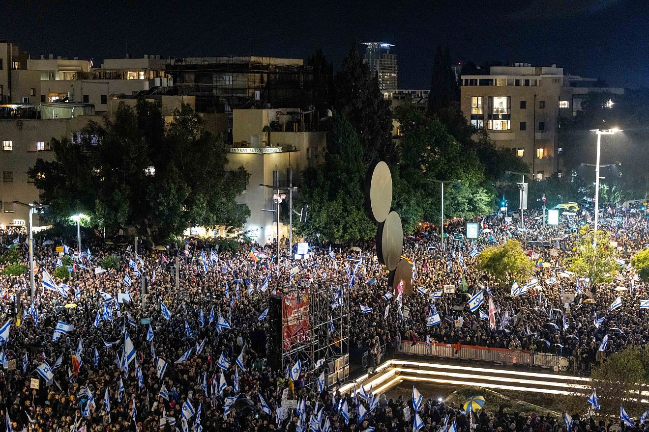 Thousands of Israelis protest against proposed changes to the legal system at Habima Square in Tel Aviv, Jan. 14, 2023. Photo: Yonatan Sindel/Flash90