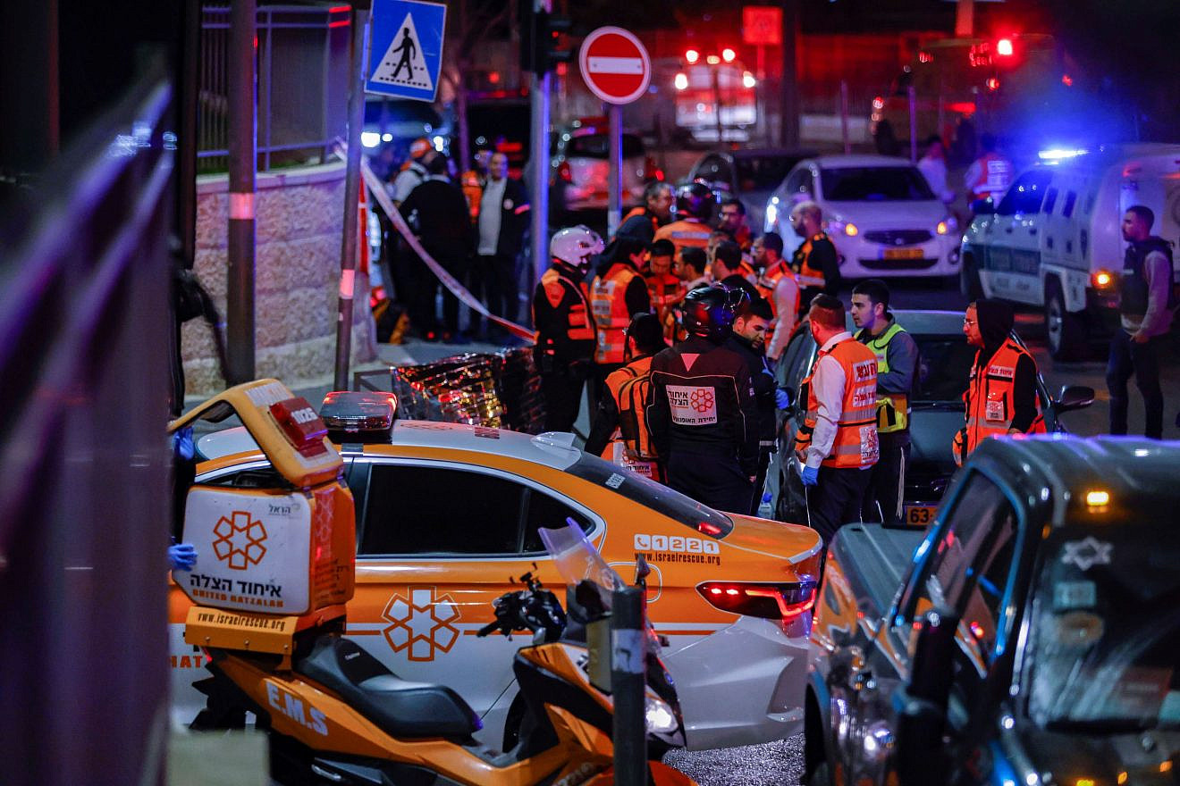 Israeli security forces and rescue forces at the scene of a shooting attack in Neve Yaakov, Jerusalem, Jan. 27, 2023. Photo: Olivier Fitoussi/Flash90