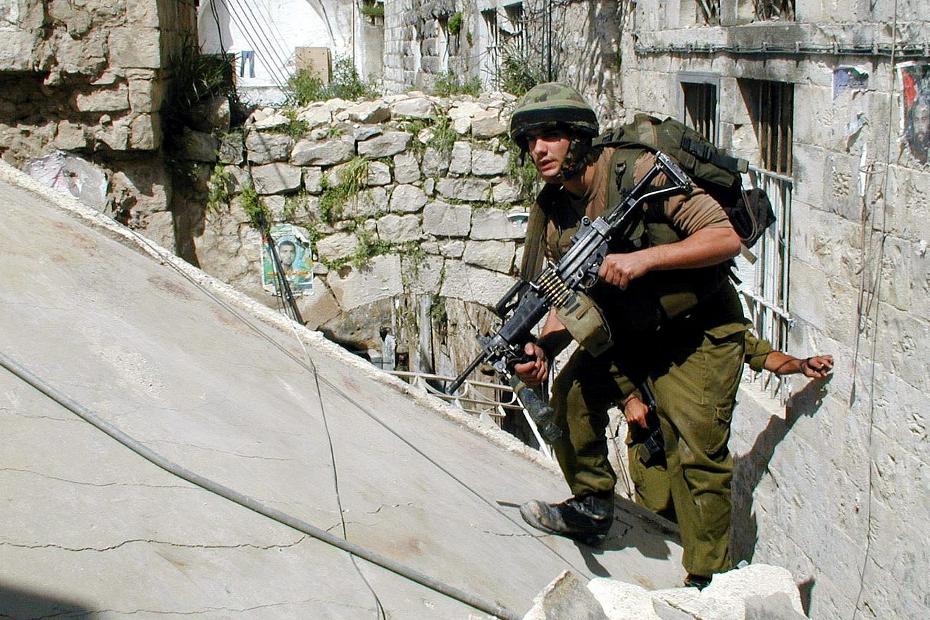 An Israeli soldier in Jenin in April 2002. Credit: IDF Spokesperson's Unit.